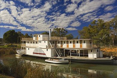 二人打扑克剧烈运动：卡牌策略与赛车竞速的完美融合，体验极速对决的脑力交锋