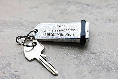 校花趴下给同学打光屁股：校园竞速新作登场，创意惩罚机制带来欢乐对决-3