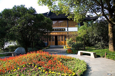 女同桌脱裤子光屁屁打屁股：爆笑校园回忆，策略恶作剧游戏引爆怀旧热潮-3