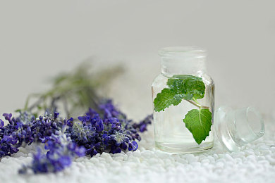 双手攀上两团少女峰比喻爱情:独立游戏新作今日发售,双人协作攀登揭秘情感关系的平衡之道-4