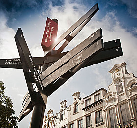 AI造梦：赛博车神颠覆竞速体验，动态幻境重塑驾驶哲学-4