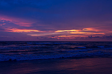 国产成人AV电影。：引擎轰鸣穿梭霓虹都市，极速幻影开启国产赛车文化新篇章-3