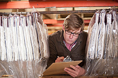 国产成人片av：极速纪元，中国造车梦的虚拟改装与竞速之旅-2