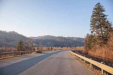 两个人打扑克剧烈运动：竞速卡牌新游赛道王牌上线，策略与速度引爆双人对决-4