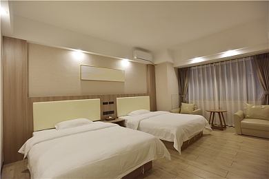 女生把小困困放在男生嘴里：当甜蜜邂逅竞速，策略道具改写赛道胜负法则