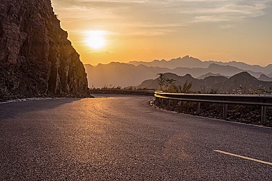 亚洲最新一区二区:霓虹雨夜,极速版图,策略与文化的竞速新纪元-3