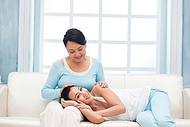 女生没穿衣服的 软件：霓虹深渊中的道德代码，虚拟人格与隐私边界重构者-5