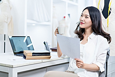 黄色OPPO：竞速游戏新潮流，霓虹赛道惊现高辨识度性能改装风靡全球-3