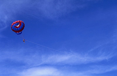 新金艳花瓶1996版原唱是谁：经典赛车游戏隐藏旋律揭秘，作曲家未命名曲目引发玩家多年追寻-4