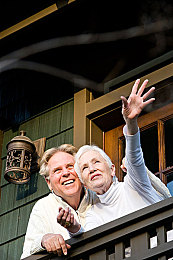 黄色软件下载界面:赛车游戏新玩法,破解代码解锁顶级跑车引热议-5